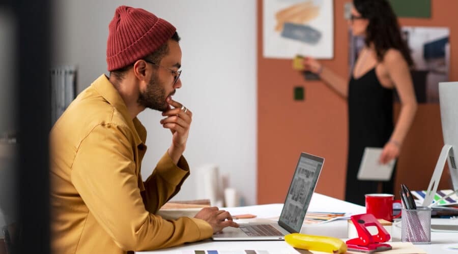 un homme qui travaille devant son pc