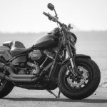 une belle moto en noir et blanc