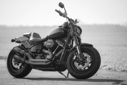 une belle moto en noir et blanc