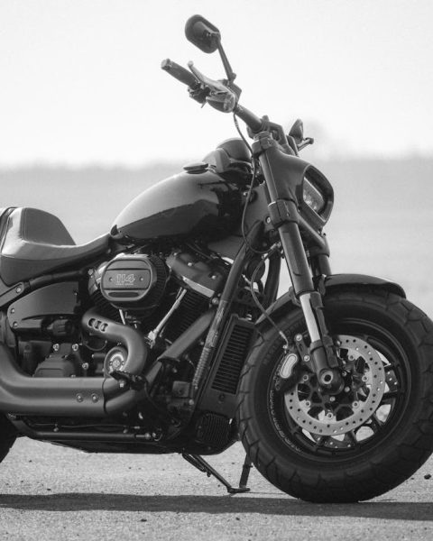 une belle moto en noir et blanc
