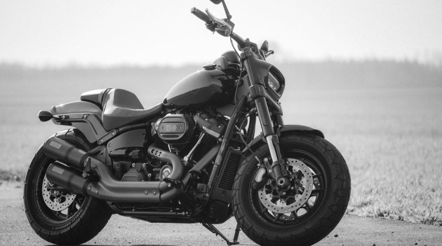une belle moto en noir et blanc
